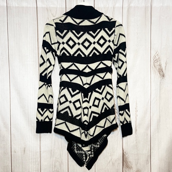 Abstract Sweater - Picture 6 of 6